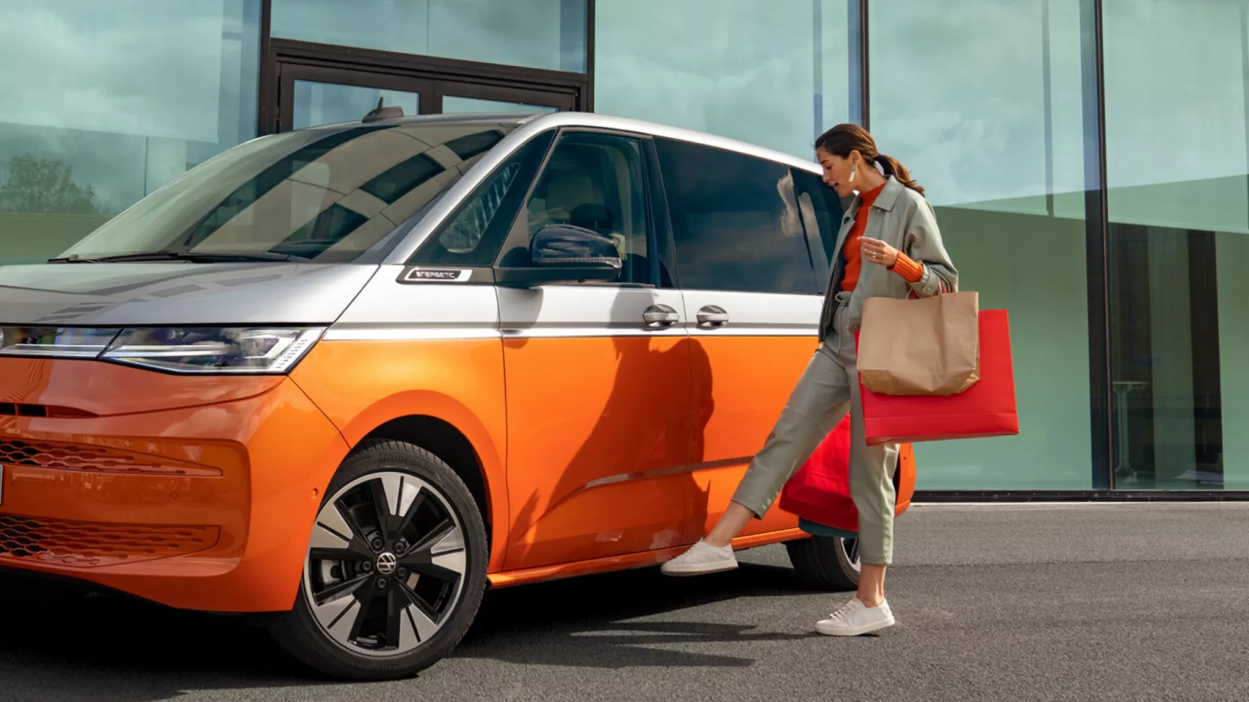 Frau nutzt die EasyOpen Funktion des neuen VW Multivan