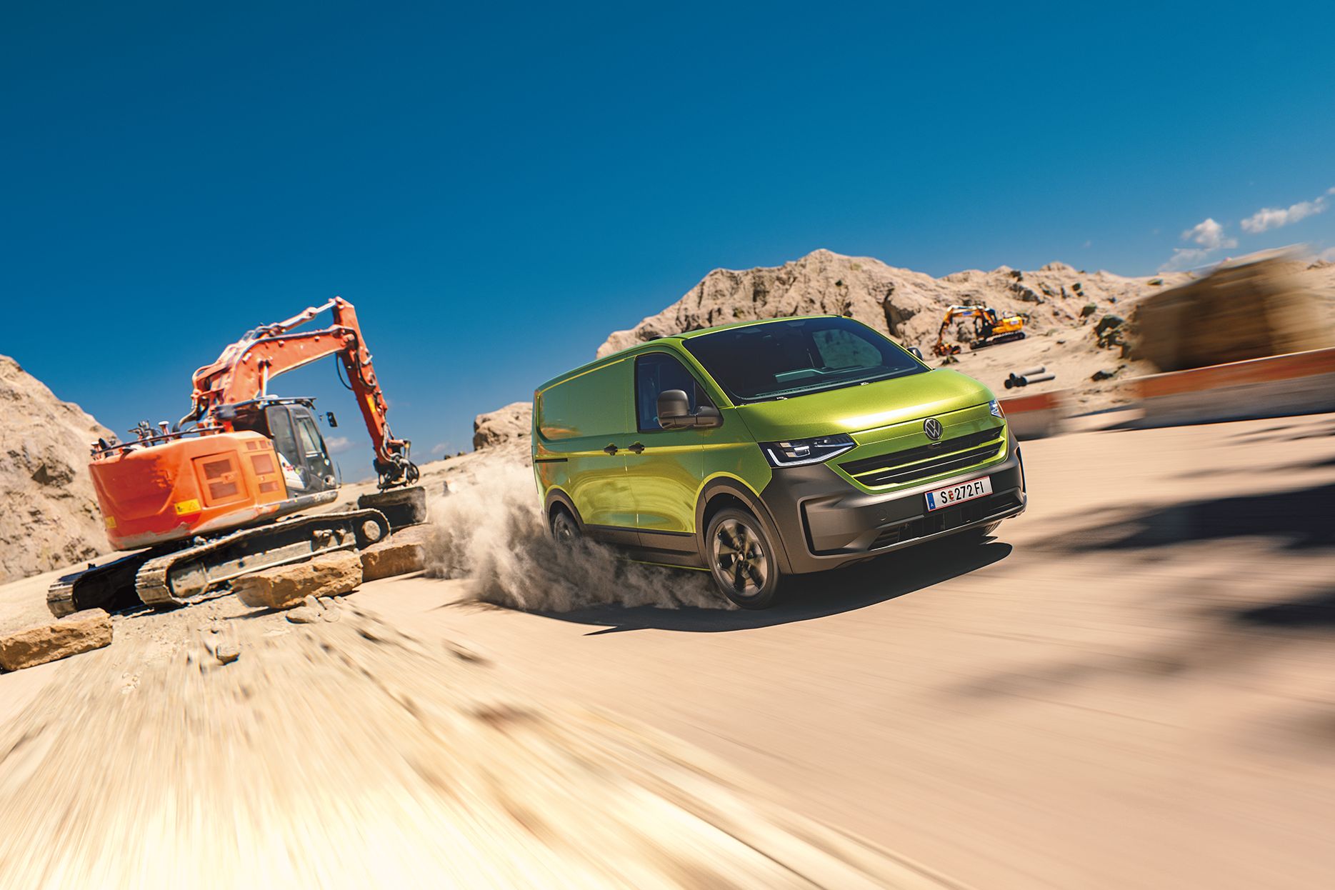 VW Transporter fährt durch den Sand