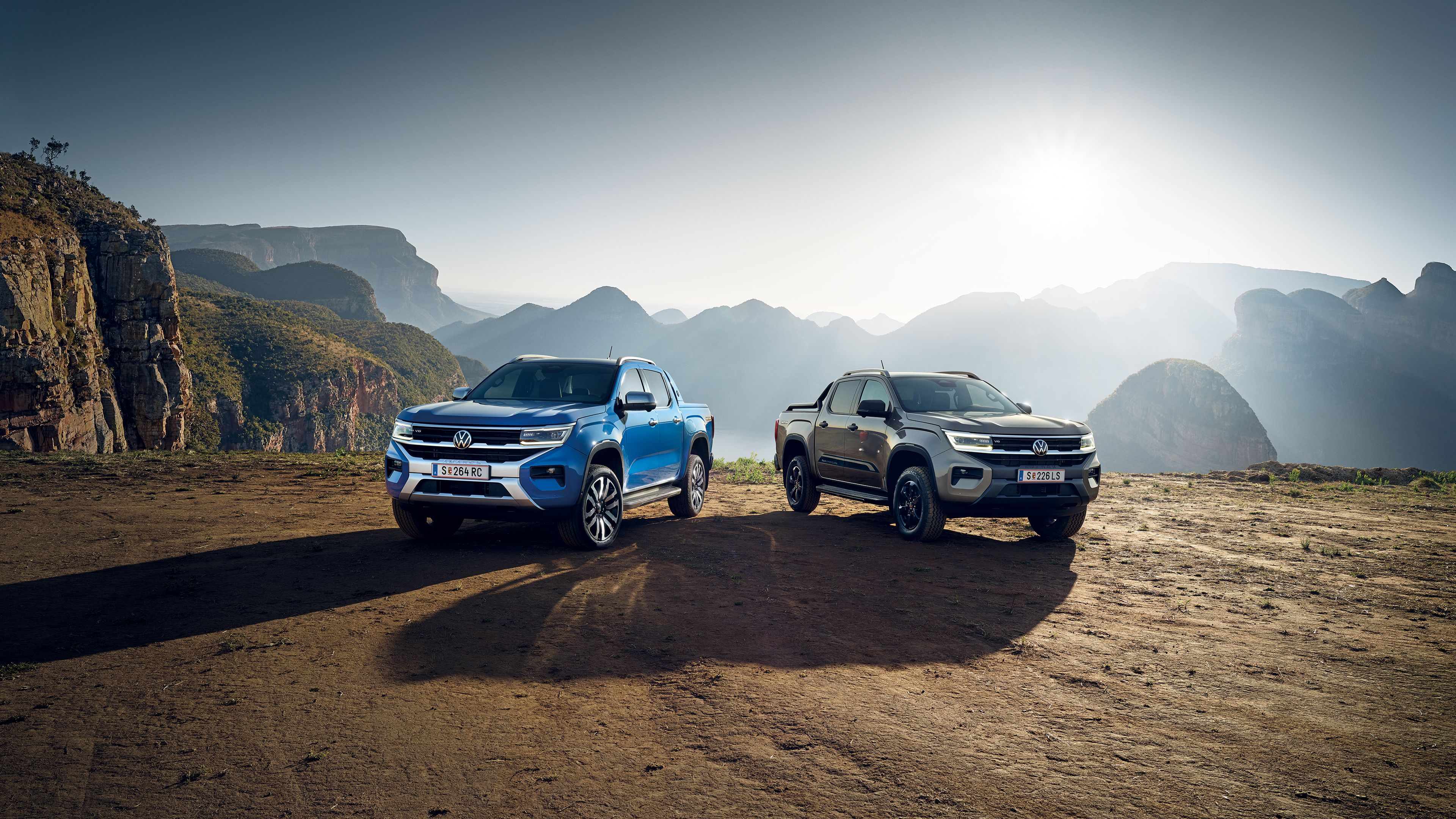 VW Amarok PanAmericana und Aventura stehen im Gelände