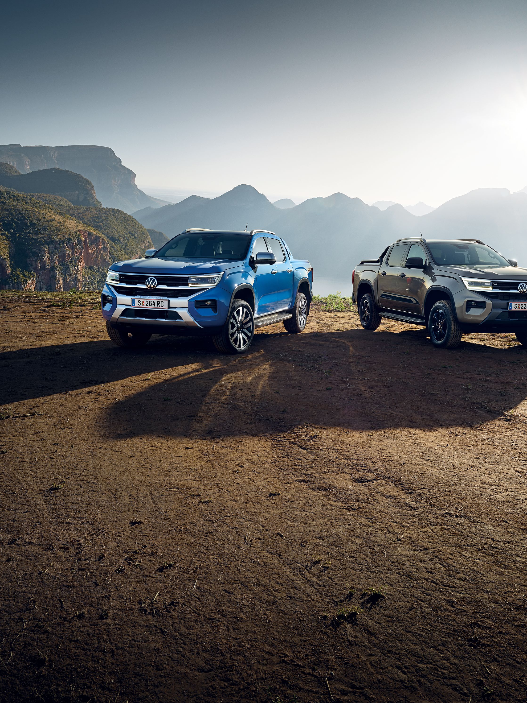 VW Amarok PanAmericana und Aventura stehen im Gelände