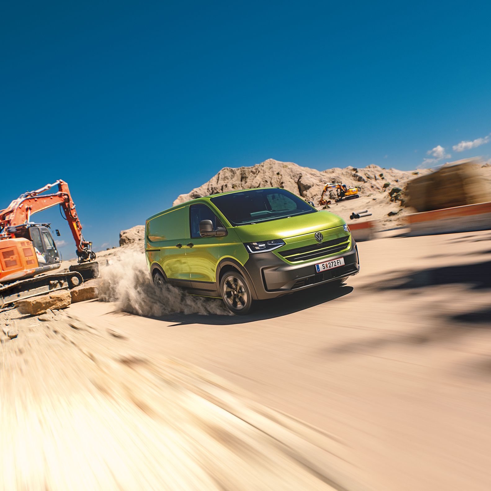 VW Transporter fährt durch den Sand