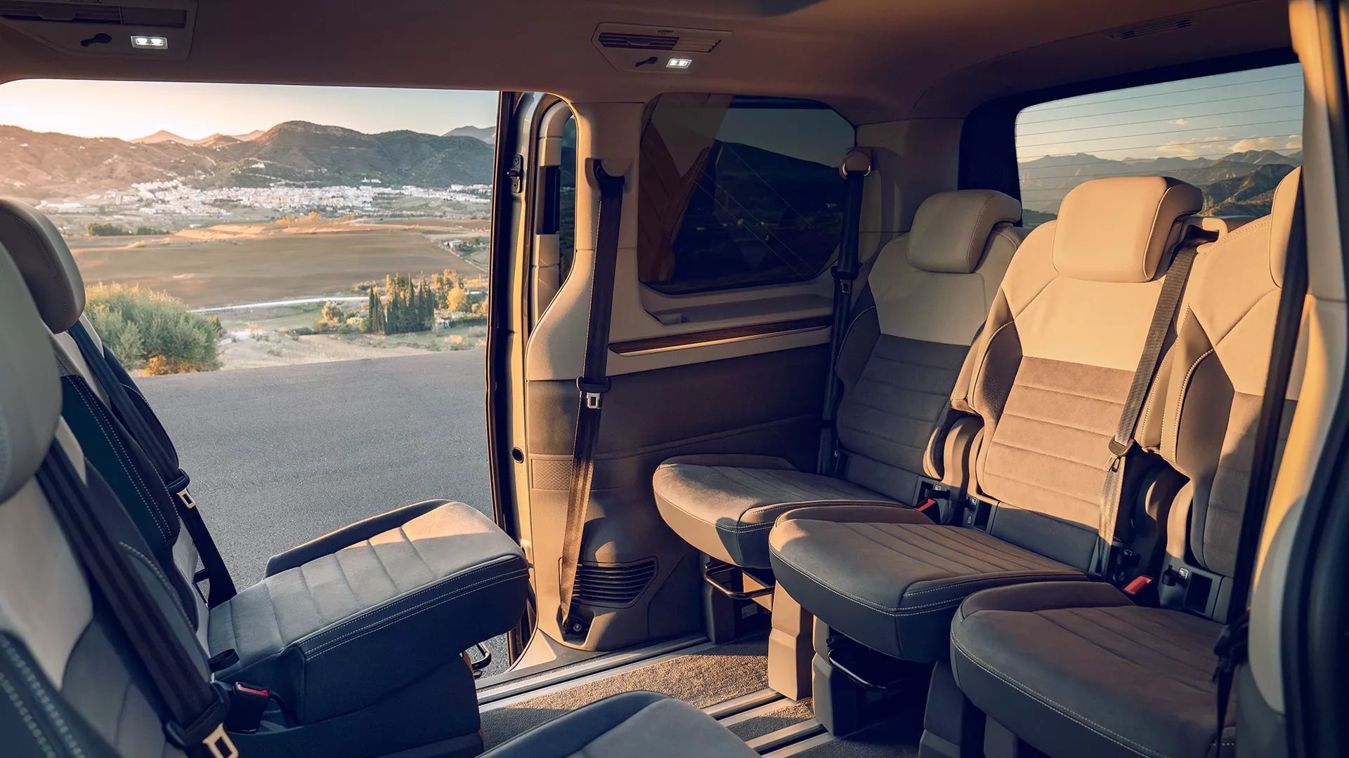 Blick aus geöffneter Hintertüre eines Multivans