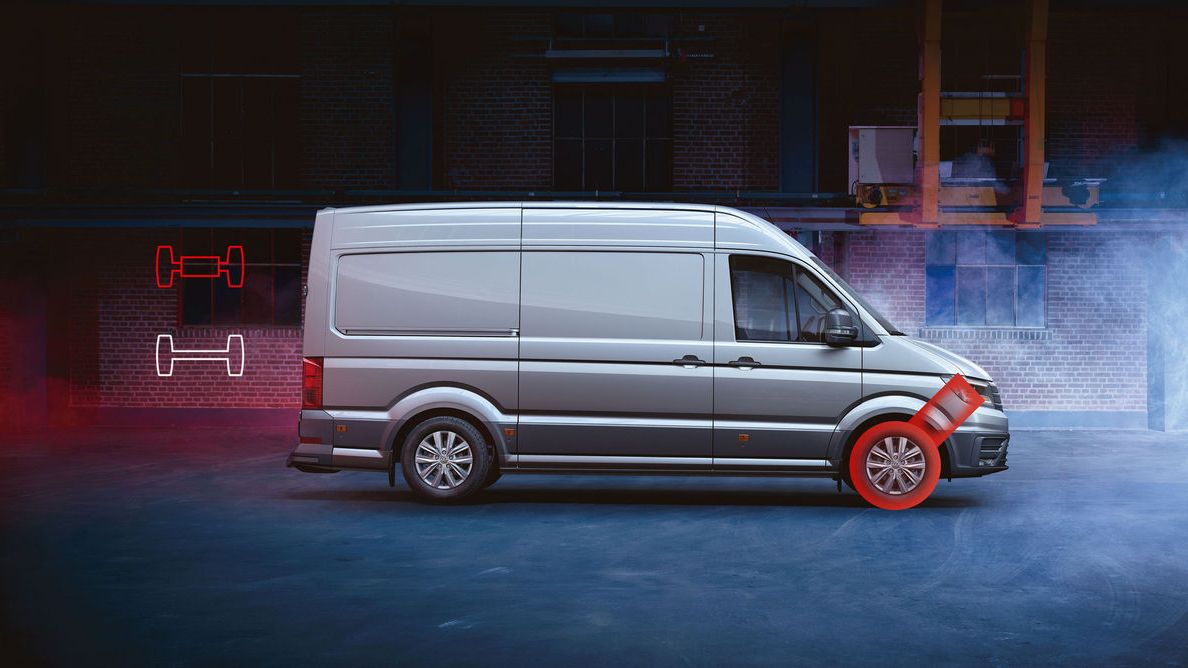 Ein Crafter Kastenwagen fährt dynamisch durch eine Innenstadt.