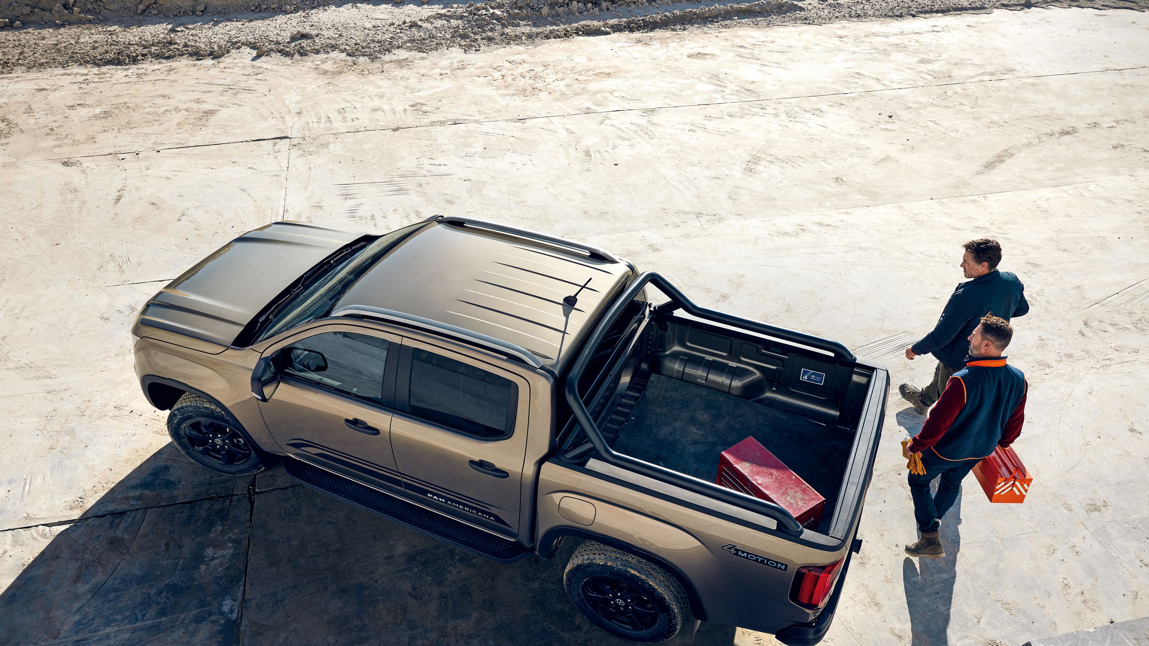 Zwei Männer bewegen sich um den neuen VW Amarok