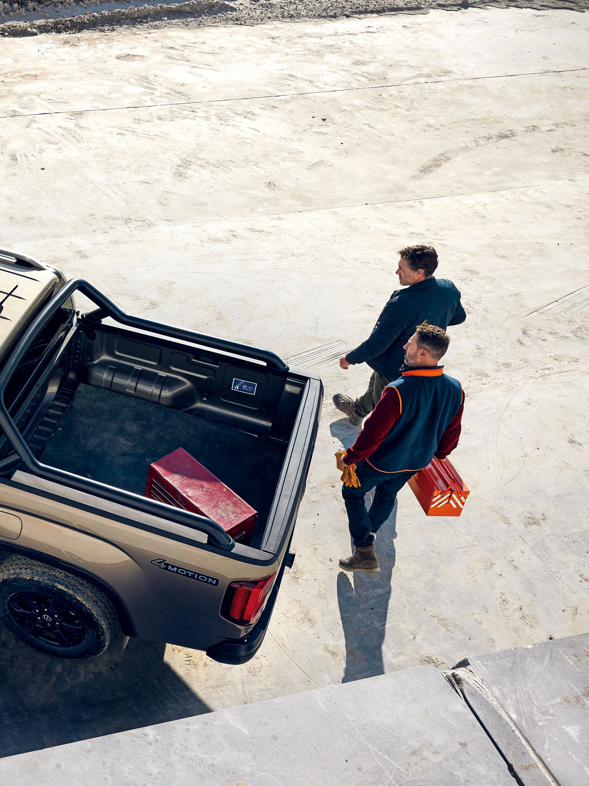 Zwei Männer bewegen sich um den neuen VW Amarok