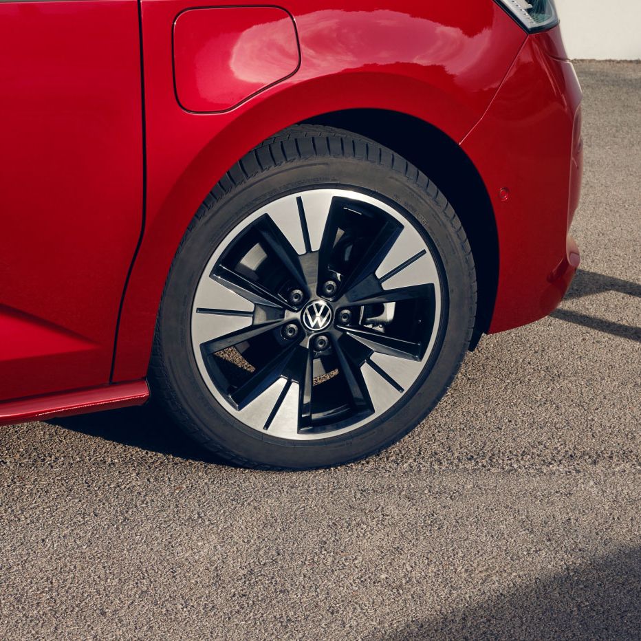 Fokusaufnahme der Leichtmetallfelge rechts vorne an einem VW-Nutzfahrzeug