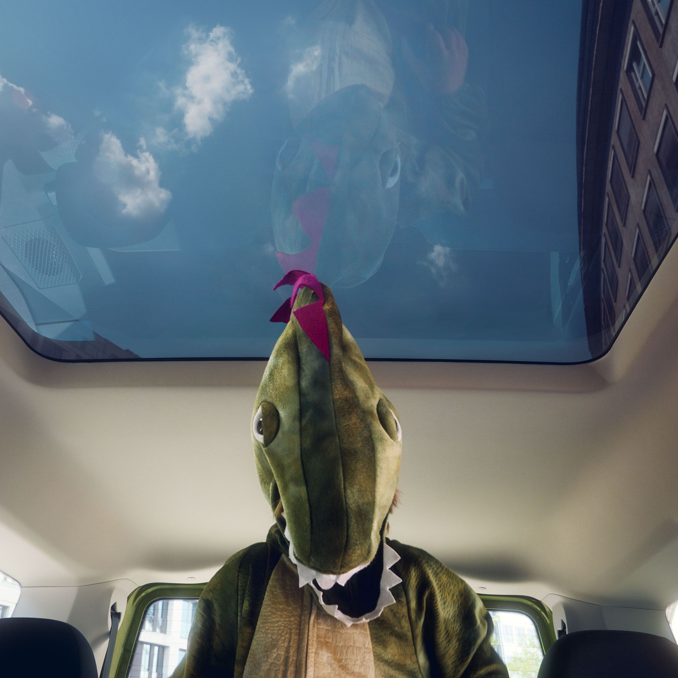 Ein Kind - als Krokodil verkleidet - steht im Innenraum eines Caddy 5