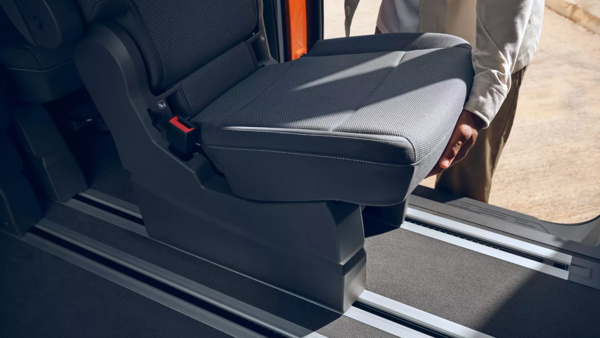 Ausbauen von Sitz im VW Multivan