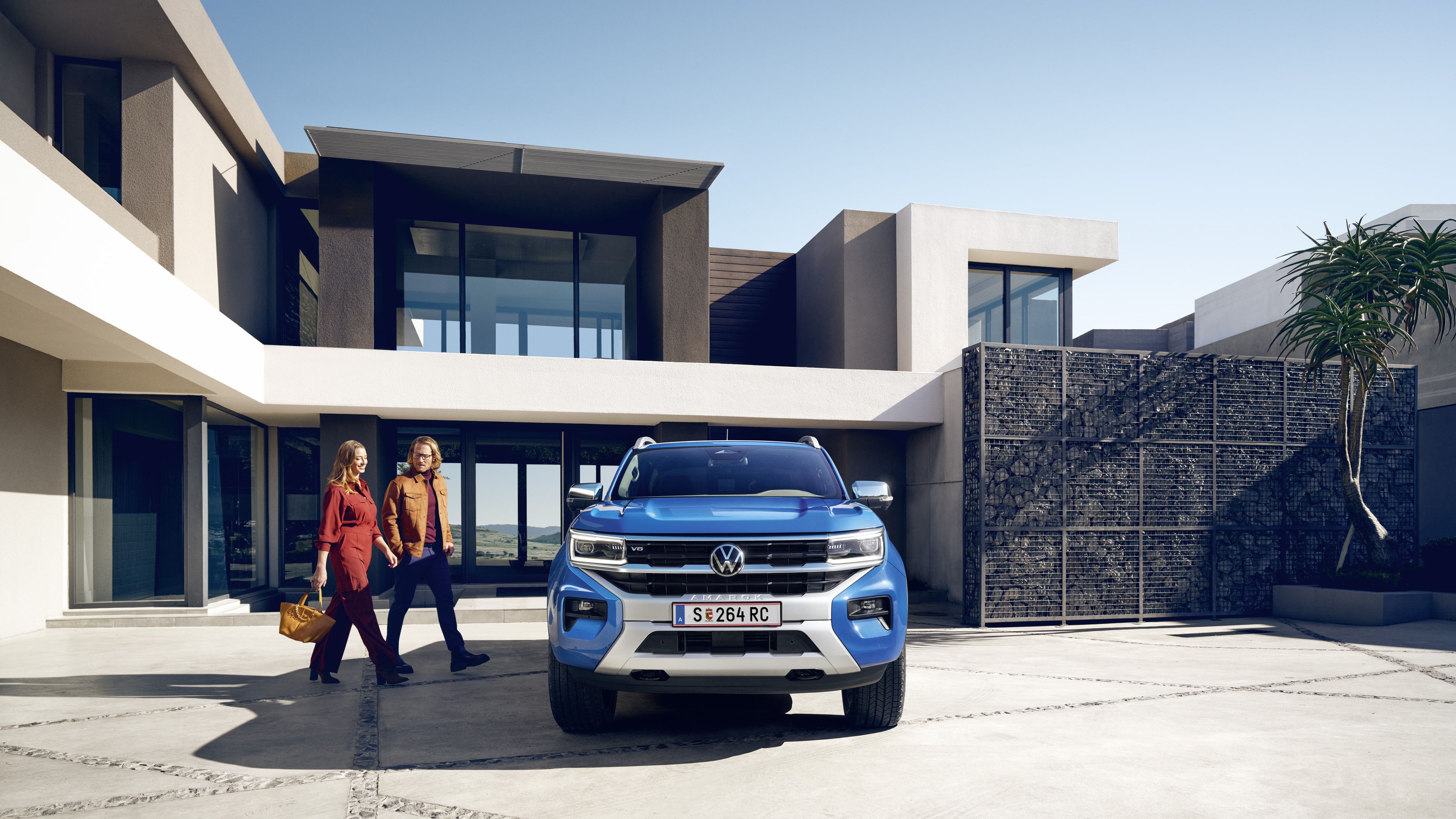 Ein Mann und eine Frau bewegen sich zum neuen VW Amarok
