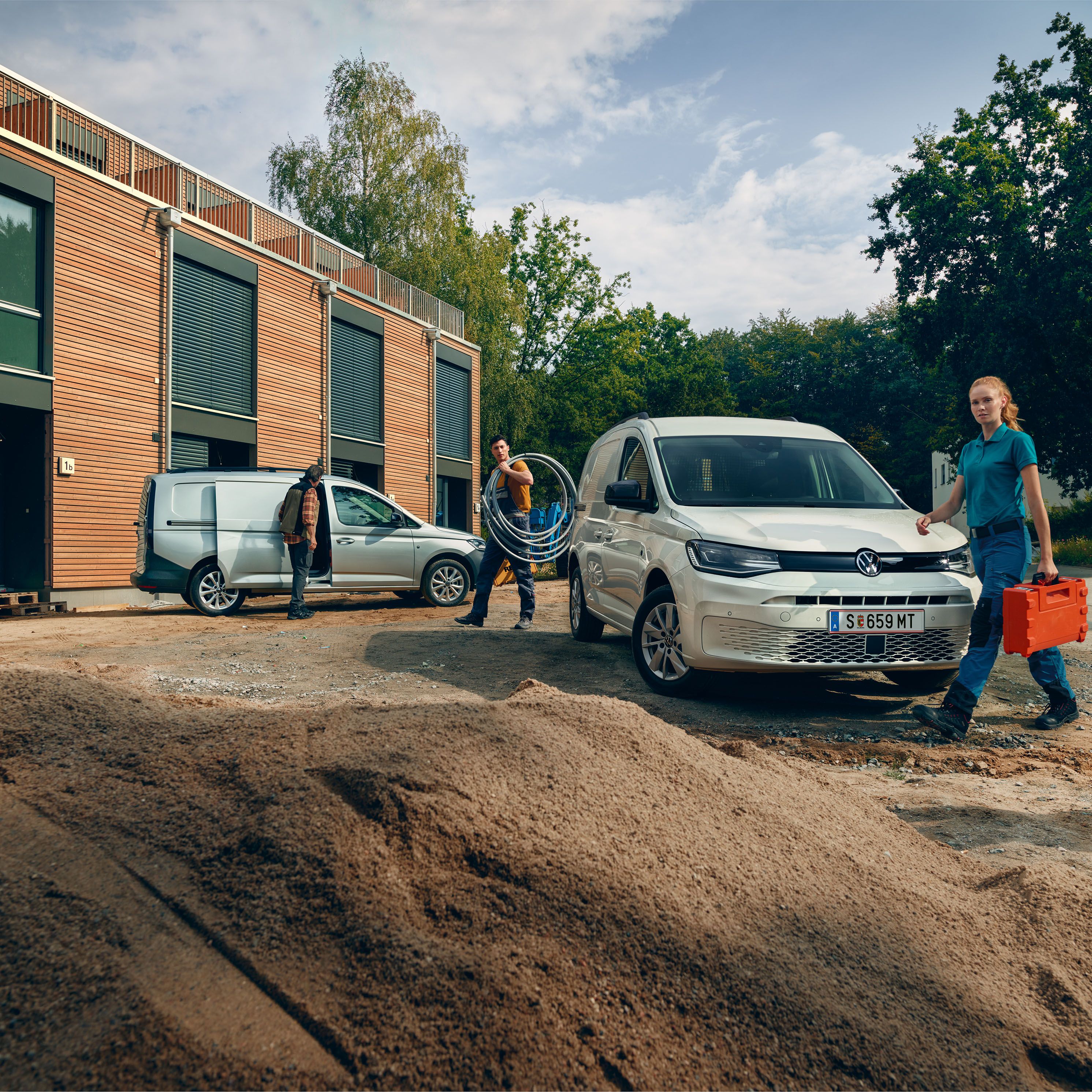 VW Caddy Cargo auf Baustelle