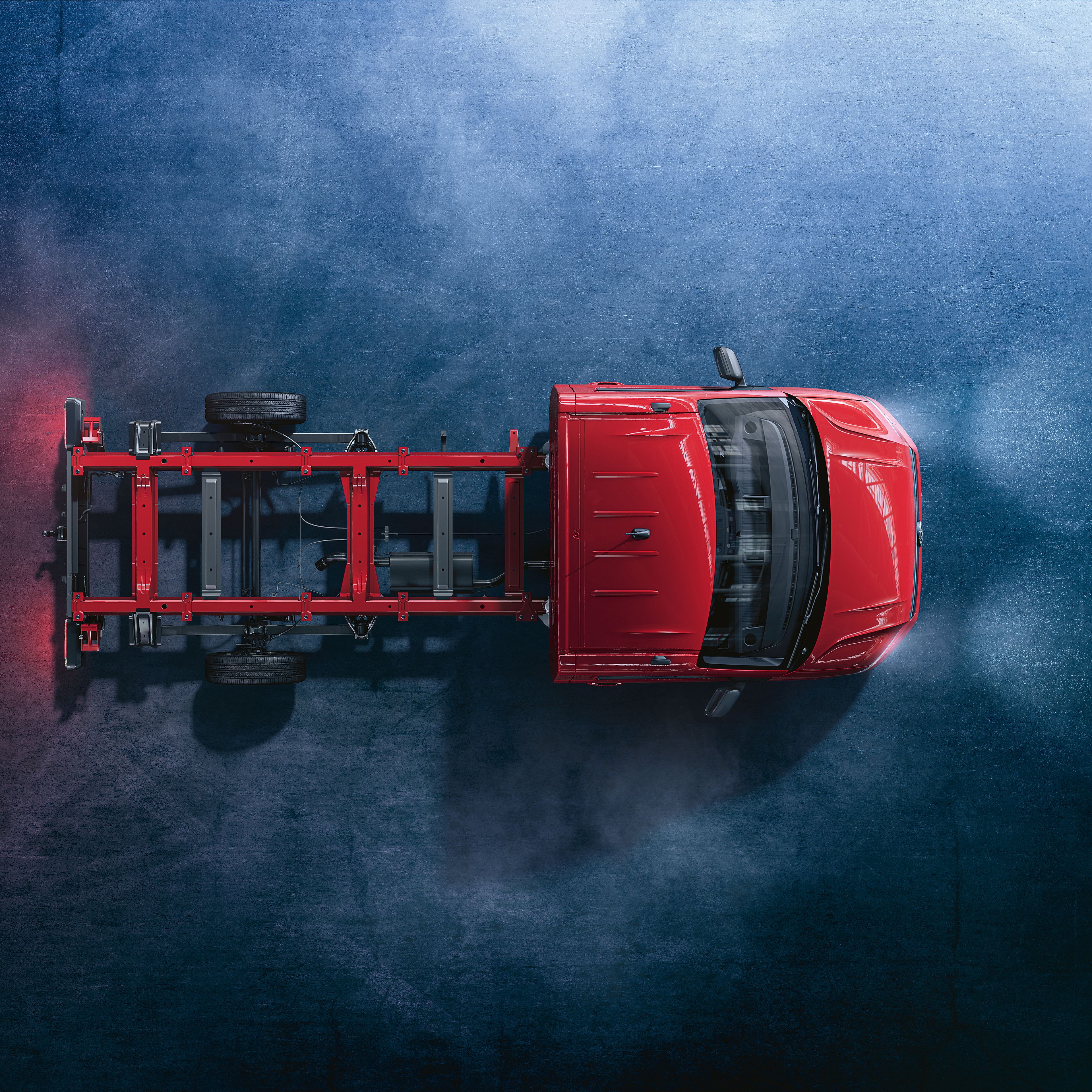Ein rotes Volkswagen Nutzfahrzeuge Crafter Fahrgestell von oben.