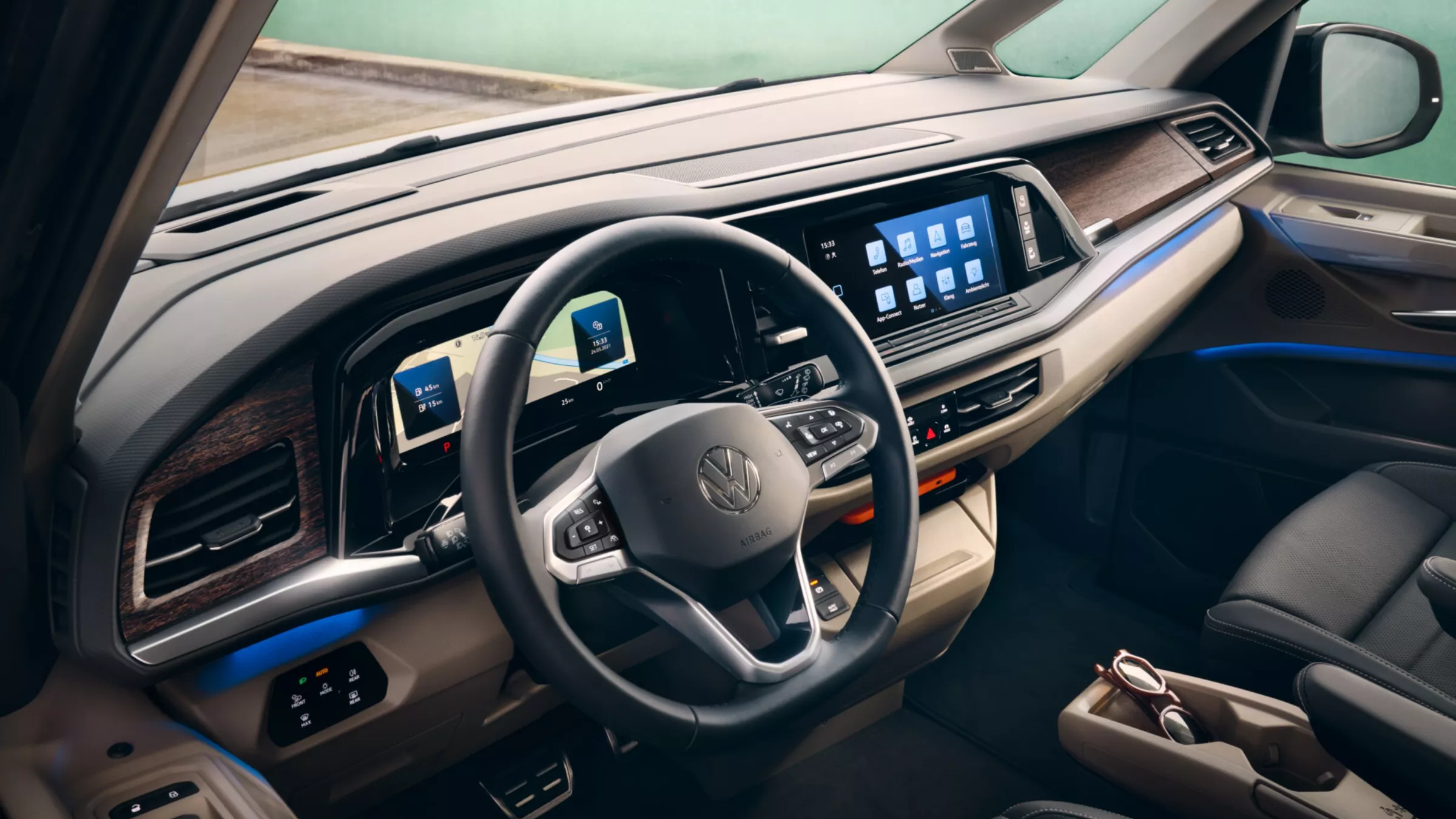 Innenraum neuer VW Multivan, Lenkrad im Mittelpunkt