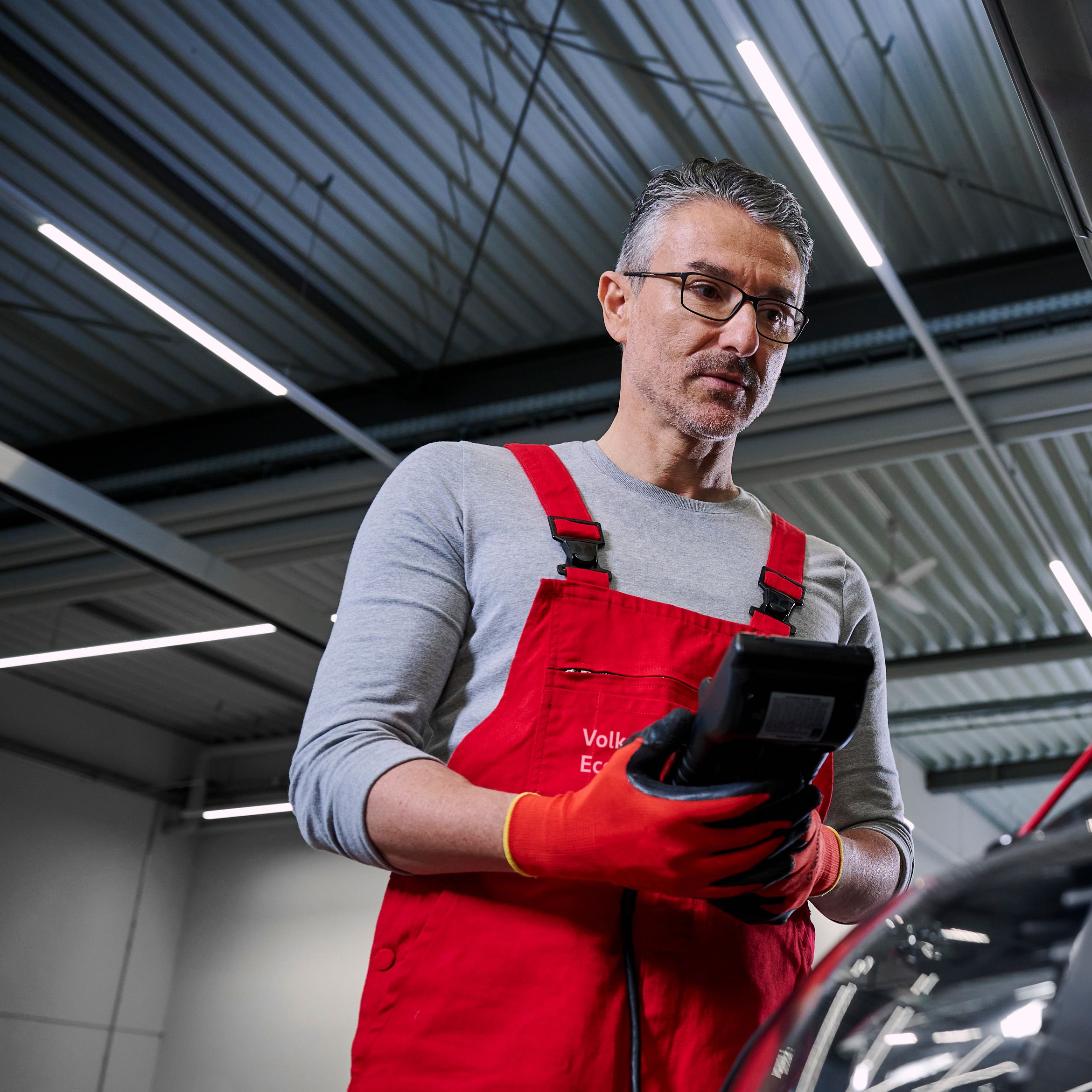 Ein Volkswagen Mechaniker überprüft die Batterien eines Volkswagen
